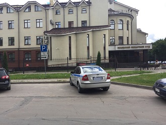 НАРОДНАЯ ЛЕНТА: Полицейская машина на парковке для инвалидов у Псковского областного суда